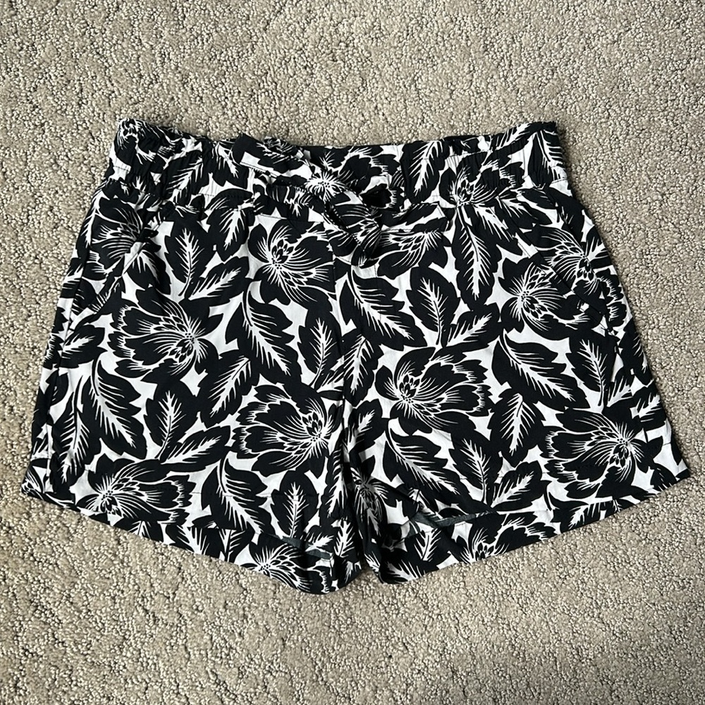 Gap Floral Leaf Print 3” Shorts Black & White Dressy Bottoms Women’s Size XS EUC